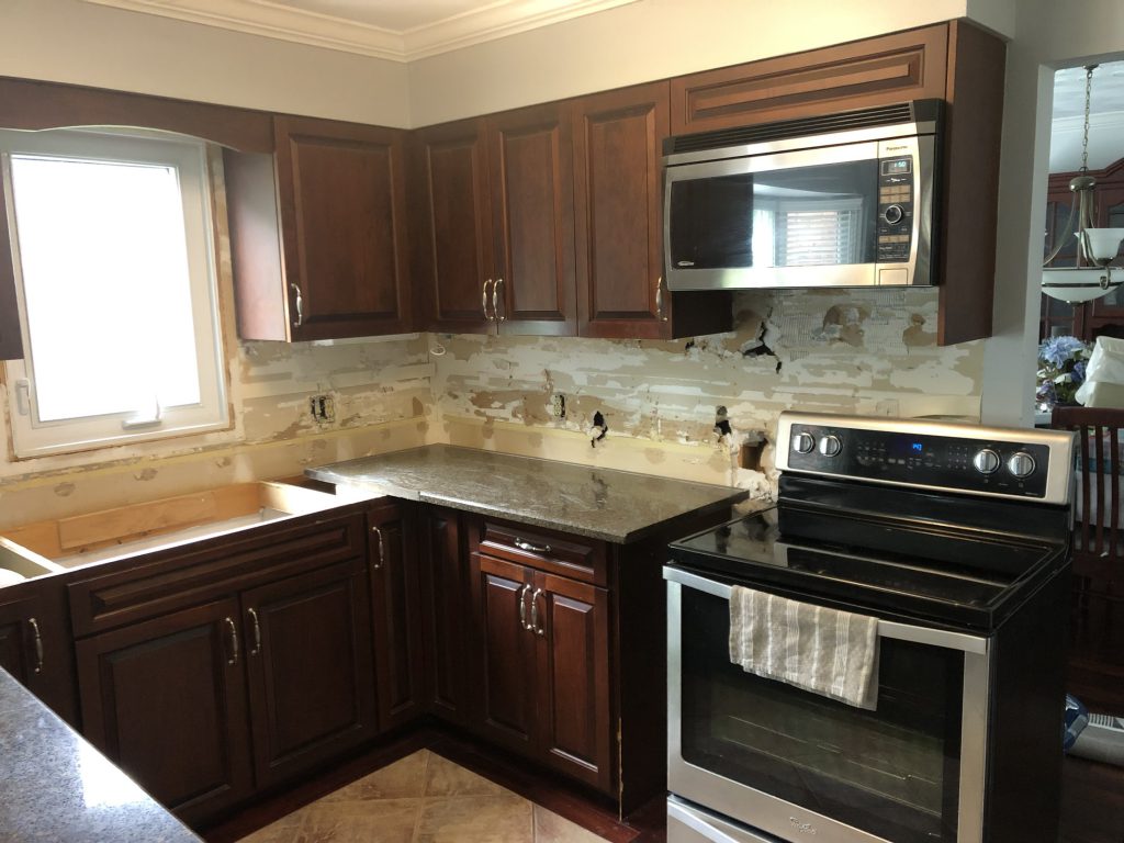 Kitchen backsplash before replacement